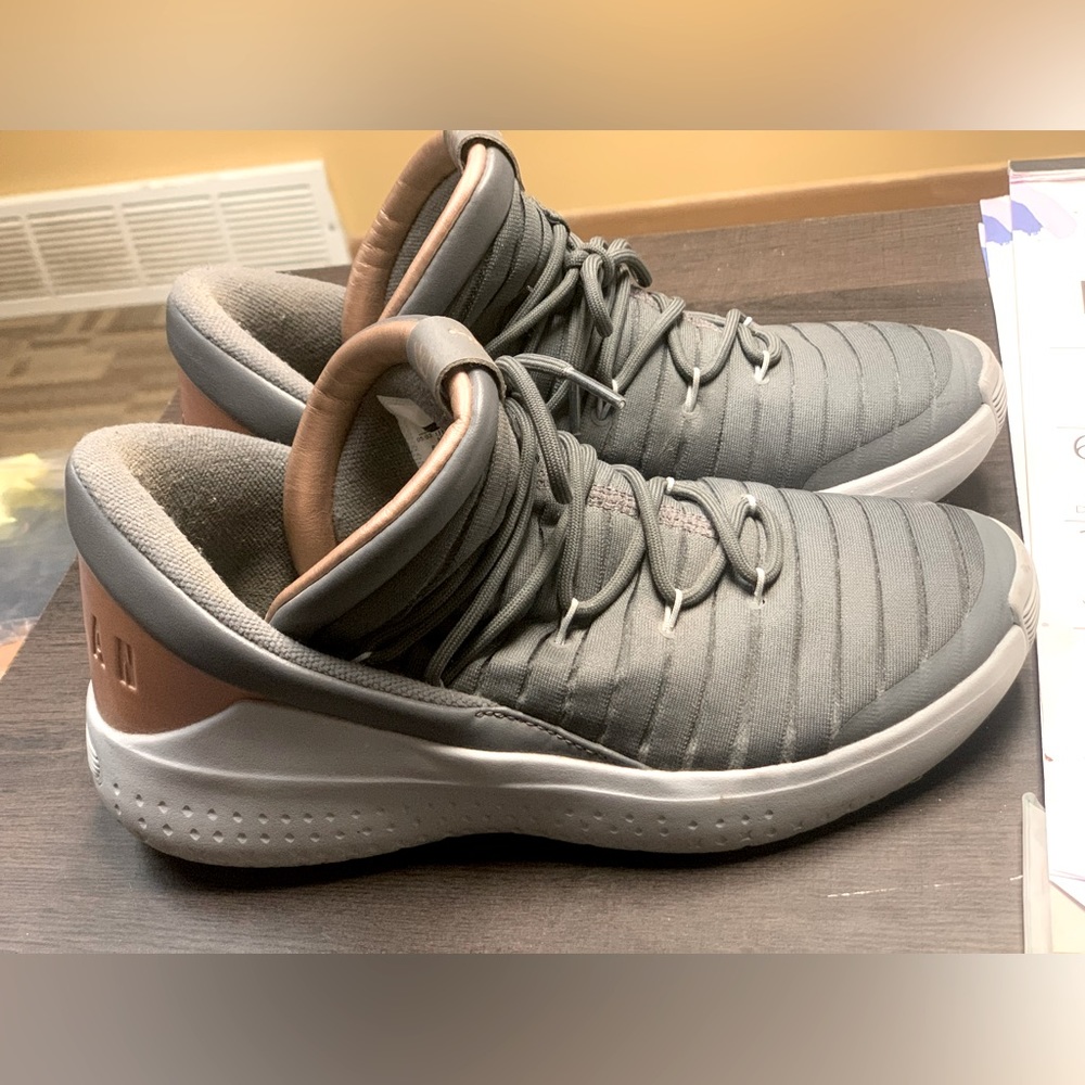 Jordan casual athletic shoes great condition size 7 Youth so women’s 8.5